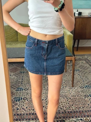Jeans kjol - Snygg jeans kjol! Midjemått tvärsöver är: 37cm, längd:32cm💕