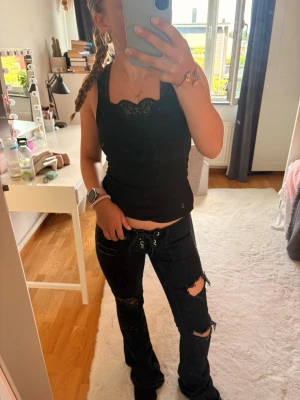 Snygg jeans från Gina Tricot  - Snygga jeans från Gina Tricot 14+ i storlek Xs. Knappt använda och i väldigt bra skick förutom lite slitage längst ner! I modellen tall så passar längre personer men de har fungerat att ha även för mig som är kort! Bara att höra av sig vid frågor eller funderingar! Mvh Amanda!💕