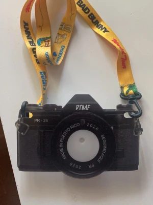 Bad Bunny lanyard  - Lanyard från bad bunny’s konsert. Den lyser fortfarande då jag gjorde en bricka som stoppar batteriet. Priset kan diskuteras
