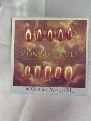 Roux (XS);ExtraShortAlmond  - Handgjorda press-on naglar i en extra kort almondform. Färgen är i en rosa ombre med krom som skimrande guldrosa med metallic-effekt som verkligen poppar. Perfekt för dig som vill ha något unikt och snyggt på naglarna. Kommer i storlek XS: 14 mm, 11 mm, 11,5 mm, 10 mm, 8 mm.