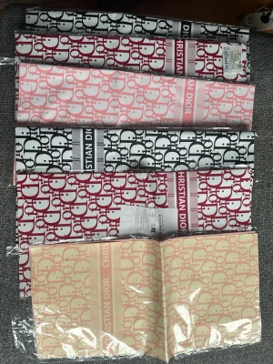 Omslagspapper  - Säljer olika färger på omslagspappret som syns ovan :). Vissa är öppnade och andra är helt nya! Alla i övrigt är i superfint skick, även de som är öppnade. Nypris: 510kr. Mitt pris: 250kr
