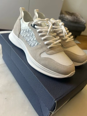 Gråa sneaker - Säljer mina gråa sneaker som jag har aldrig använt, inga brister inget fel på dem box kommer med!