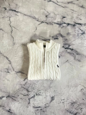 Ralph Lauren Halvzip - En mycket fin knappt använd tröja ifrån Ralph Lauren. Tröjan har inga defekter därmed i nyskick. Säljs pga ingen användning men sitter fint i storlek.                                                                    Priset kan diskuteras!