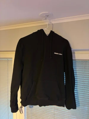 Axel Arigato hoodie - Liten defekt vid halsen annars bra skick