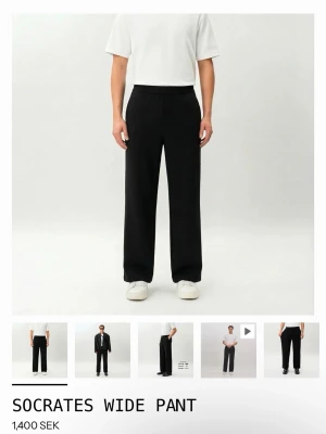 SOCRATES WIDE PANT - NOSO - Säljer ett par svarta vida kostymbyxor i modellen Socrates Wide Pant. Byxorna har en rak och vid passform med hög midja och pressveck. Perfekta för en clean och modern look. Passar i princip till alla tillställningar. Waist size är M, och length är 32”. Nypris 1400 kr.