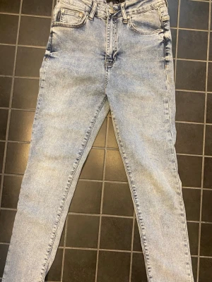 Slim fit valentino jeans med stretch - Säljer dessa feta valentino jeans då de inte passar mig, slim fit modell med stretch samt med valentino detaljer där framme och bak. Står att jeansen är storlek 29. Midjemått: 33,5cm Innerbenslängd: 65cm Ytterbenslängd:  95cm Priset är diskuterbart och ställ gärna fårgor‼️