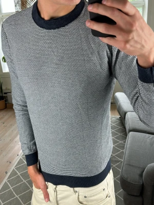 Randig Stickad Tröja  - Snygg och väldigt trendig! Mått: A:48 B:43 C:40 D:61 (cm) Skriv vid fundering 😇🙌