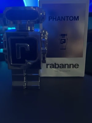 Rabanne Phantom - Unik parfymflaska i form av en robot från Rabanne, modellen Phantom. Flaskan är i metalliskt silver med futuristisk design och tydlig logga på framsidan. Kommer med originalförpackning i matchande stilren design. Priset är inte spikat i sten kom gärna med prisförslag