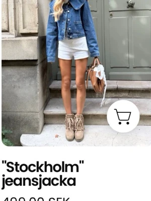 jeansjacka mmt x filippa montan  - Trendig blå jeansjacka från filippa montans kollektion på Meet me there, den har en oversized krage och raka ärmar. Jackan har två stora bröstfickor med lock och knappar framtill. Perfekt för dig som vill ha en cool och avslappnad look. Nypris 499kr. Aldrig använd.