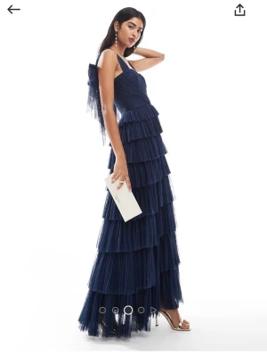 Marinblå långklänning med volanger - Säljer denna superfina marinblå klänning från Lace and Beads🤍 Köp från Asos för 1489kr