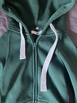 Russemerch set mörk grän - Säljer detta settet från Russemerch. Har använts ett par gånger men är fortfarande i jättebra skick💕 Hoodien är i storlek XXS och byxorna XS