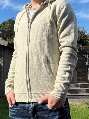 Stickad hoodie - Clean stickad hoodie. Storlek L, sitter som M.