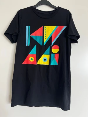Tshirt - Snygg T-shirt med tryck!   Vet tyvärr inte vart den är köpt eller märke. Trycket har blivit lite avskavt.   Längd: ca 71-72 cm