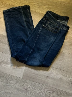 Replay Rocco jeans - Riktig feta replay jeans med rak passform. Midjemått-45cm ytterbenslängd-96cm. De har en lagning under gylfen som synst tydligt när dom ligger ner men när man har på sig dom så syns den inte, lite därav priset. Hör av er vid frågor!😀
