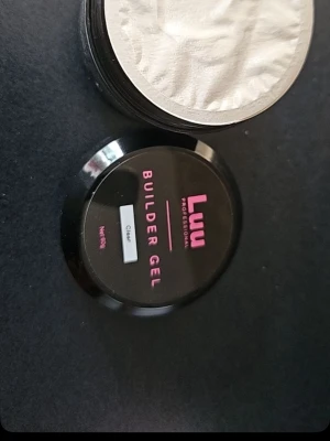 Luunails gelé  - Oöppnad gelé i clear från luunails i 60gram! Denna är perfekt för glitter ombre och massor mer!! Nypris 420kr! Skicka gärna pris förslag!