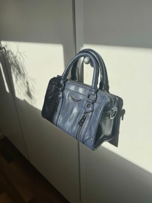 zadig & voltaire handväska  - Mörkblå zadig voltaire handväska (INTE ÄKTA) använd 1 gång! Skriv för mer bilder eller frågor och kom gärna med prisförslag💕