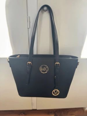  Michael kors handväska  -  Michael kors handväska ( INTE ÄKTA) inga tecken på användning, skriv gärna om du har frågor och kom med prisförslag💕