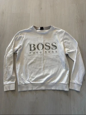 Sweatshirt s  - Mycket bra skick boss vit i storlek S skriv vid fundering😊