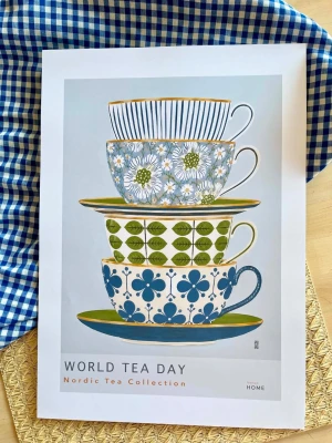 Poster med tekoppar World Tea Day - Egendesignad A3-poster i samarbete med en annan konstnär, där klassisk nordisk design möter ett lekfullt, modernt uttryck. Tryckt på högkvalitativt premiumpapper med lång hållbarhet. ​• Storlek: A3 (säljs utan ram) • Färgskala: Blå, gröna och mjukt grå toner med varma detaljer • Skick: Nytryckt och i nyskick • Passar perfekt för: Kök, matplats eller dig som älskar skandinavisk formgivning