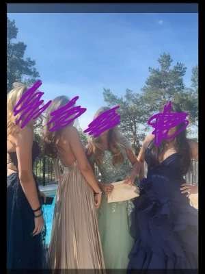 Champagne färgad Balklänning! - Skit snygg balklänning från Bubbelroom, modellen säljs inte längre men hette Diva. Bara används en gång vilket va på självaste balen, den är i storlek 36!