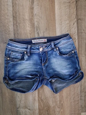 Monday premium jeans shorts - Nya snygga korta jeans shorts från Monday premium i st S/xs ,något låg midja ,snygga o i nytt skick. 