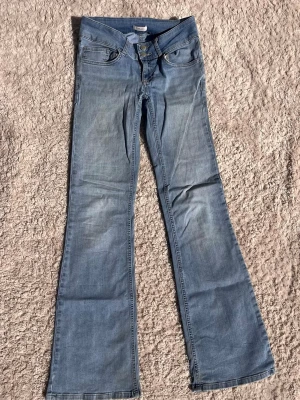 Ljusblå bootcut jeans  - Säljer ett par ljusblå bootcut jeans med låg midja. Jeansen är från Nelly