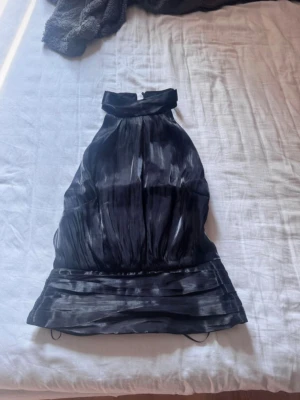 Svart halterneck topp  - Snygg svart halterneck topp i glansigt material med hög krage. Perfekt fest topp 💕 hör av dig vid frågor, säljs på grund av att den inte passar mig!