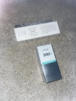 Anua 100+ och Relief Cream - Säljer två produkter inom bas: Anua 100+ Pore + Hyaluron i en stilren silver- och vit förpackning samt Relief Cream 345 i vit kartong. Perfekta för dig som vill ha återfuktande och lugnande hudvård i din rutin. Båda produkterna är oöppnade/oanvända/icke testade 