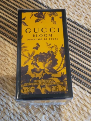 NY OÖPPNAD GUCCI Bloom Profumi di Fiori, edp eau de parfum, 30 ml - En helt ny/oöppnad/oanvänd flaska GUCCI Bloom Profumi di Fiori, edp/eau de parfum, (gula), 30 ml.  Doftinfo:   "Gucci Bloom Profumo di Fiori tar dig med till drömmarnas trädgård. En naturlig, grön doft för kvinnor som vågar blomma ut och vara sig själva. Magnetisk och beroendeframkallande, med essens av tuberos och jasminknoppar samt absolut av arabisk jasmin för en mer omedelbar effekt. Den nya parfymen lanseras med en visionär kampanj, som låter oss följa fyra charmerande kvinnor i en surreali