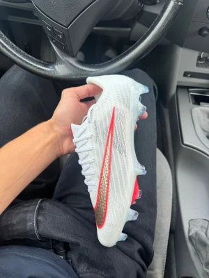 Nike air zoom - Nike air zoom limited editon. Köpta för 3499. Aldrig använda kommer i orginalförpackning. Storlek 43