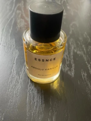 ESSNCE Absolu Vanilla parfym - Endast använt lite se sista bild💫luktar bakelse så gott