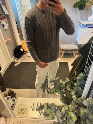ralph lauren stickad tröja - Snygg stickad grå tröja från ralph lauren, Storlek L och passar bra på mig 188 och 75kg