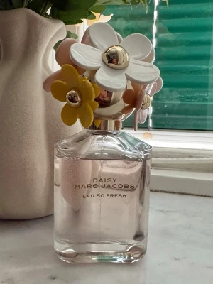 Nytt! Daisy Eau So Fresh parfym 75 ml  - Säljs full & nytt Marc Jacobs Daisy Eau So Fresh Eau de Toilette eftersom köpte fel. Den är full. 75 ml. Köpte denna från Kicks. 