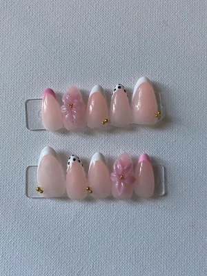 Naglar - Naglar me rosa ombre o svarta prickar. 3D blomma me guld deltaljer