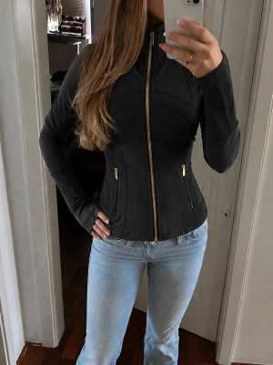 Lululemon define jacka  - Jätte fin Lululemon define jacka i ett väldigt fint skick utan några defekter! Storleken är 2 motsvarar xs. Försöker frakta samma dag som köp ☺️