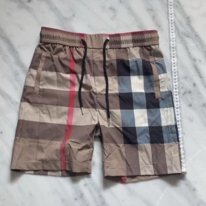 Burberry badbyxor - Burberry badbyxor storlek L men små i storlek skulle rekommendera till dom med storlek M längd 45 cm bredd 37cm