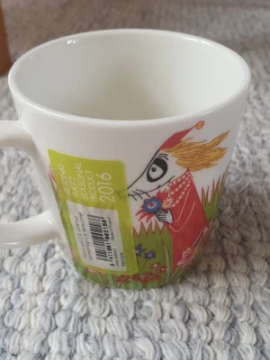 Muminmugg Midsommar Mumin  - Felfri mugg med etikett kvar. Säljer fler Muminmuggar så kika gärna på mina övriga annonser också. Packar mycket noggrant. 