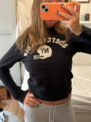 Svart Abercrombie sweatshirt NY - Cool svart sweatshirt från Abercrombie med tryck av texten 'Abercrombie NY'. Perfekt för en avslappnad och sportig stil. Är i barnstorlek L men sitter som en xs!💞