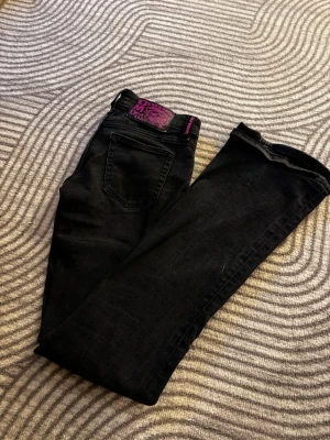Svarta bootcut jeans low waist - Säljer ett par svarta bootcut jeans med låg midja från weekday!! jeansen är från deras Cheap Monday kolektion och är väldigt bekväma! Jeansen har tappat lite färg men de är fof väldigt snygga!!!💕storleken är 26/32 och för att jämföra så passar dom mig perfekt som oftast har storlek xs eller 32💕💕