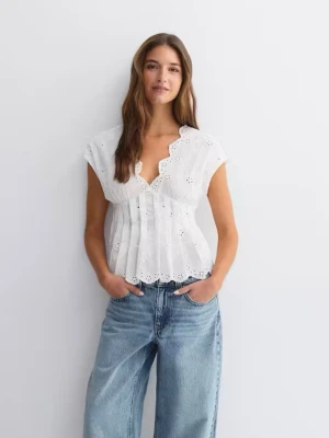T-shirt blus från Gina tricot - Super fin blus från Gina tricot!! Helt ny, ändast testad, säljer då den inte kom till användning. Slutsåld 💓tveka inte att höra av dig vid funderingar!!