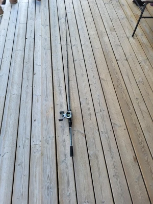Svart och silver fiskespö med rulle - Säljer ett fiskespö med svart handtag och silverfärgad rulle. Spöet har en modern design och rullen är laddad med grön fiskelina. Perfekt för dig som gillar fiske och vill ha ett smidigt spö till nästa tur. Använt 1 gång pris kan diskuteras så got som ny