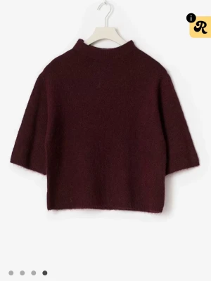 Mörkröd stickad tröja - Mysig mörkröd stickad tröja från Gina tricot med krage knappt andvänd💞