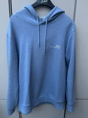 APC Hoodie  - Snygg ljusblå apc hoodie i storlek Xs men sitter mer som S. Skicket e som ny inga defekter. Kom privat för fler frågor✅