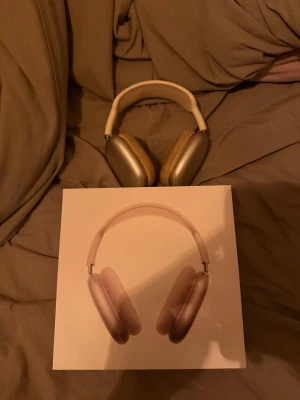 AirPods Max - Apple AirPods Max i silver med originalförpackning och Smart Case. Hörlurarna är trådlösa over-ear med aktiv brusreducering. Viss missfärgning och slitage syns på öronkuddarna (går o köpa nya för 200kr), men i övrigt gott skick och fullt fungerande. 