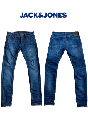 Jack and Jones jeans fades 30 32  - Tjena! Säljer ett par as feta Jack and Jones jeans som är slim modell och dem har skit feta fades, skicket är väldigt fint och ett väldigt bra jeans! W30 L32 