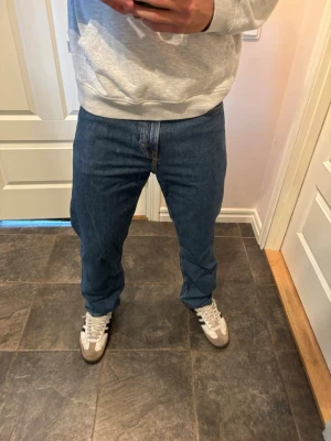 Blå raka jeans herr - Blåa raka jeans från HM i storlek 31/32. Hör av er vid mer frågor eller bilder, pris kan diskuteras 