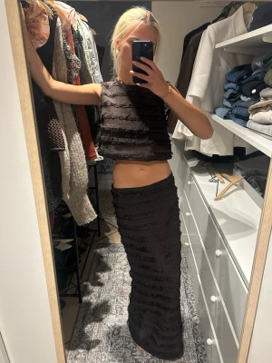 Matchande set - Matchande set i mörkbrunt med fransar.🤎 Både kjolen och toppen ingår och de är båda i storlek xs. Endast använd en gång✨