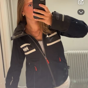 Helly Hansen jacka  - Så snygg helly Hansen jacka🩷🩷 vill se om nån är intresserad!! (Dock inte helt hundra när jag säljer den )