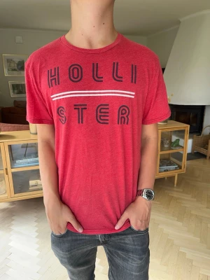 Hollister T-shirt röd herr - Hollister T-shirt i rött med klassiskt Hollister-tryck. Storlek M. Enkel och snygg modell som passar perfekt till vardags. Bra skick.  #Hollister #HollisterCo #Tshirt #Herrkläder #Casual #Streetwear #Preppy #SizeM #M