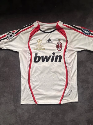 AC Milan tröja - Säljer en AC Milan retro tröja i storlek S, tröjan är använd ett fåtal gånger men fortfarande i gott skick! Tröjan har KAKA 22 på ryggen och är ifrån 2007 champions league finalen mot Liverpool!